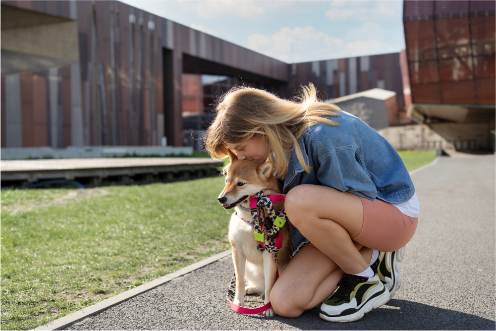 Abrazando a su perro